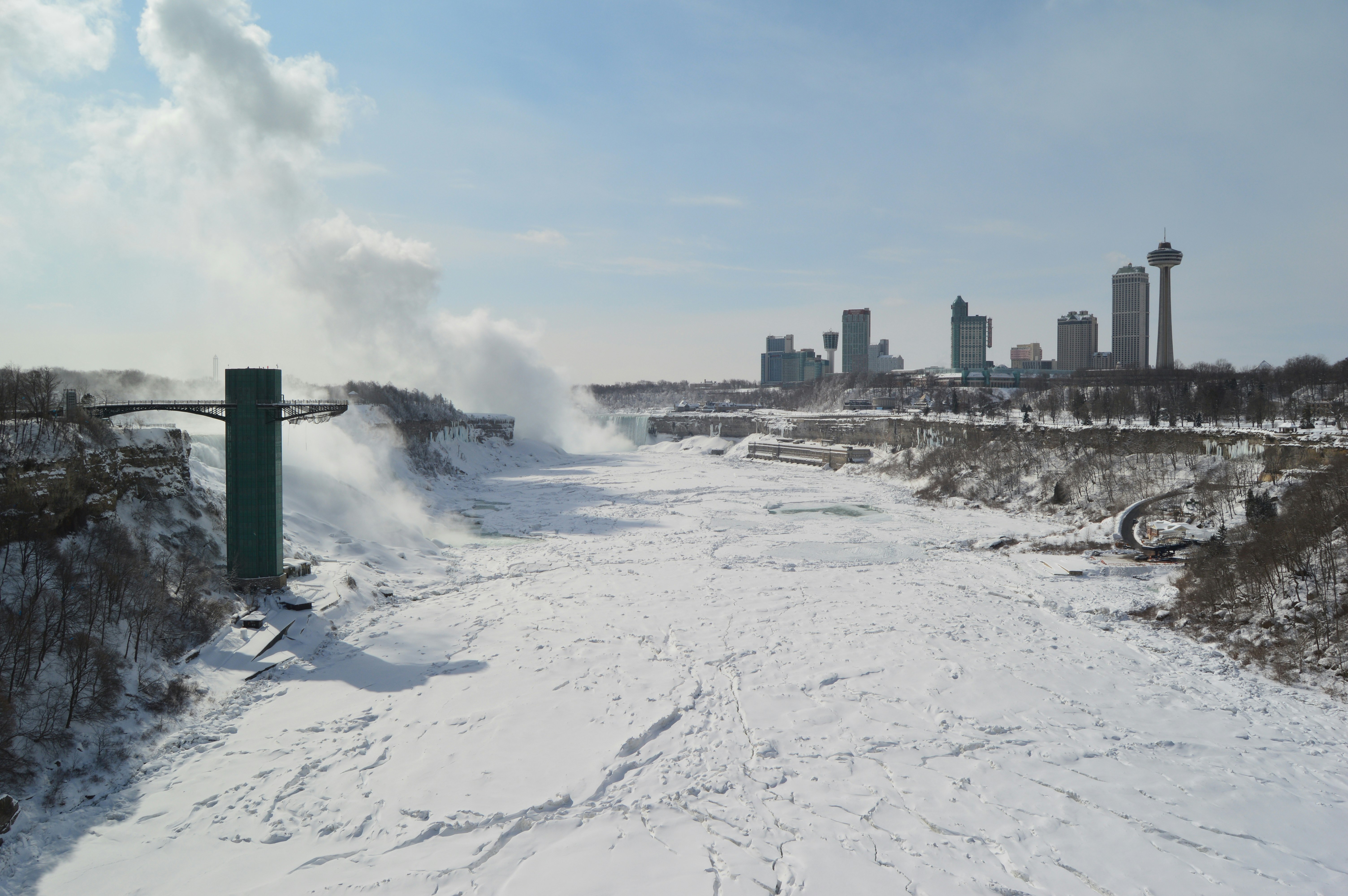 water waves hitting the shore during daytime